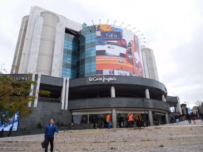 やっと荷物を預けられたので、メトロで２駅先のエル・コルテ・イングレスへ行ってみました。<br /><br />半日あるのでオビドス行きも考えたのですが、もう若くもないので思っている以上に疲れているだろうし、明日からのことも考えて近場を歩くことにしました。