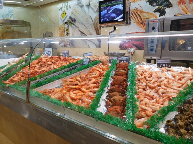 美味しそうな海老たち<br /><br /><br />上の階もざっと見ましたが、普通のデパートいった感じで店員は寄って来るし、値段も高く、敢えてゆっくり見る気にはなりませんでした。<br />地下のスーパーマーケットが品数も豊富で、面白そうでした。（疲れていたので少し見ただけ）