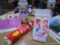 コンビニでひまつぶし食材購入。いちごサンドうまし。