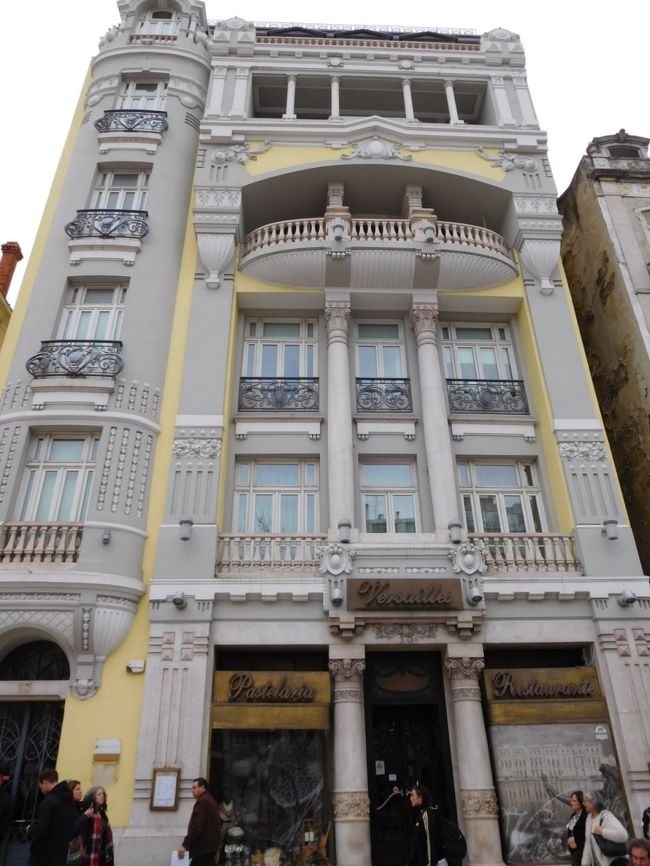 それからぶらぶらと歩いて、グーグルマップで見つけ、絶対行こうと思っていたSaldanha駅近くの「pastelaria versailles」へ。