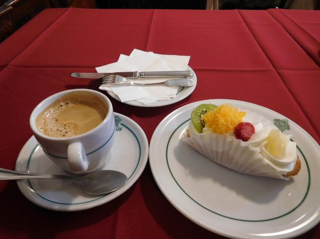 色合いが綺麗で一番に目に付いたケーキと、ミルク入りコーヒーを頼みました。<br />ケーキは甘すぎず上品な味で、とても美味しかったです。<br /><br />店のウェーターはイマイチでしたが。<br />