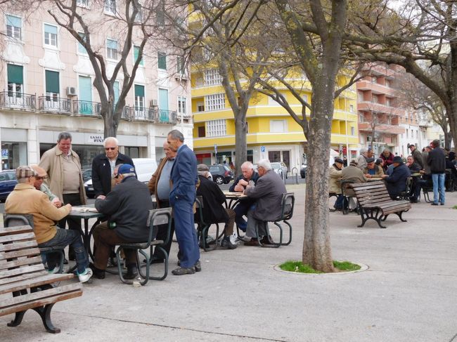その後ホテル付近にもどり、ホテル前の公園やAlameda駅付近を少し歩いてみました。<br /><br />公園でカードに興じるたくさんのおじいさんたち。こんな光景はポルトガルではよく見ました。
