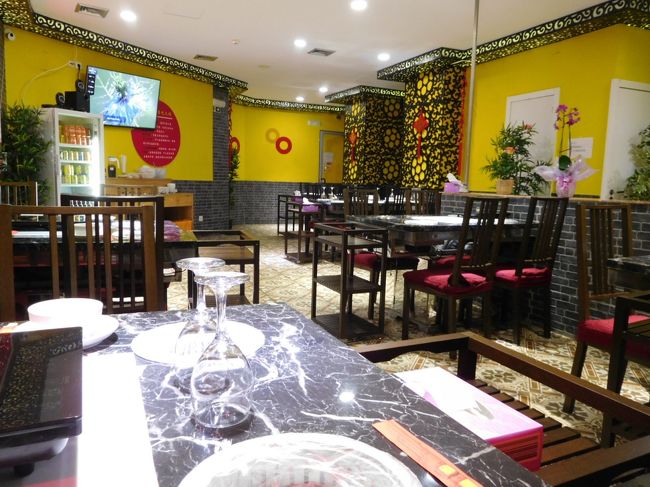 出来るだけ口に合いそうなものをと、先ほど散策していた時に目を付けていた中華料理店へ。