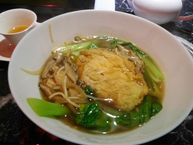 もともと鍋料理？とかの店だったみたいで、ただ一品だけあったヌードルを注文しました。<br />画像では分かりませんが、直径３０ｃｍぐらいはありそうな大きな丼（ボール）に入ってきました。大きな玉子とたくさんのチンゲン菜やシイタケが入っていて、結構おいしかったです。<br />たしかヌードルは５ユーロと、ボリュームの割には安かったです。