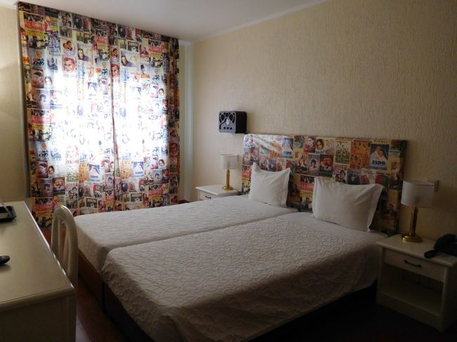 ホテルの部屋。<br />清潔で広さもあり、部屋からの眺めも非常に良かったです。<br />表通りに面していますが２重窓だったので、外の音もほとんど気になりませんでした。<br /><br />今回のスケジュール的に、初めはSao SebastiaoとSaldanhaの間にあるホテルを押さえていましたが、部屋からの眺めに惹かれていたこのホテルが、直前に値下がりしたのでこちらに変更しました。（それでもこっちがまだ高かったのですが）<br />このホテルは一人料金が無く、二人分の料金だけだったので、一人で二人分払っていた私は、初日と最後の２泊とも、ワンランク上の部屋にしてくれていました。