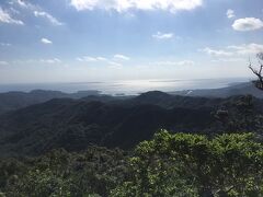 12月31日　大晦日
この日は、西表島最高峰　古見岳に登りました。
休憩を含めて、８時間の行程でした。
ジャングルの中を歩くので、ガイドさん同行です。
渡渉が数回、ヤブ漕ぎ、ハードな山行でした。
ハブに会わないかドキドキでしたが、冬は活動期ではないということ。
会わないで済みました。
残念ながら、写真を消してしまい、山頂からの写真と、ガイドさんが作ってくれた八重山そばの写真しかありません。