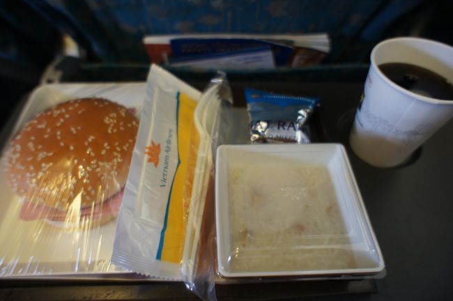 機内食出ました。ハノイまでは2時間のフライト。