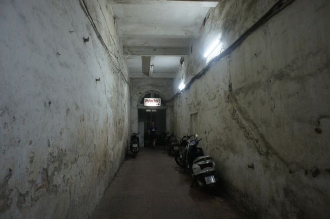 ホアンキエム湖南端のあたりで湖に沿った道から宿につながるなにやら怪しい小道(?)に入ります。宿の看板が表通りに出てたのでわかりました。