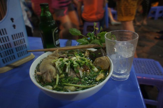 翌日空港へ向かうために、宿近くにあるベトナム航空のミニバス乗り場を確認して、その近くの麺屋で夕食です。店の人によると、これはフォーではないとのことでした。いろいろ怪しいものが乗ったやつが出てきましたが、おいしかったです。