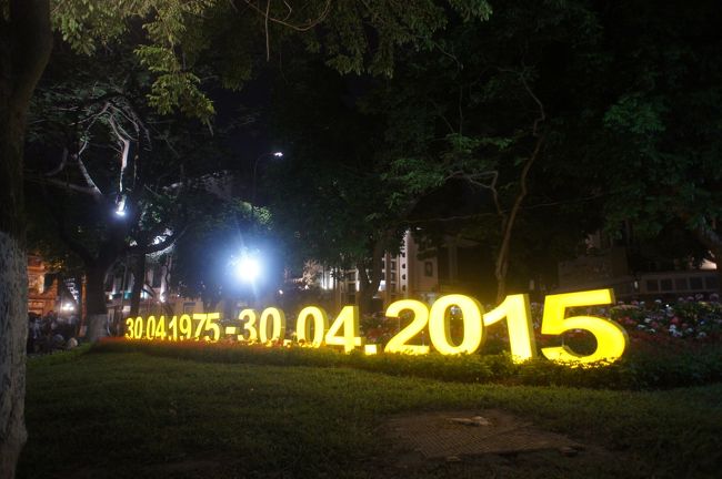 ホアンキエム湖畔を散策。ベトナム戦争終結40周年のサインが出ていました。