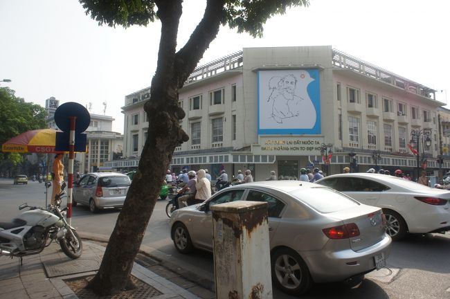 翌朝は生地屋を見ようとホム市場へ向かい、ホアンキエム湖から南下します。手旗信号がかっこいい。