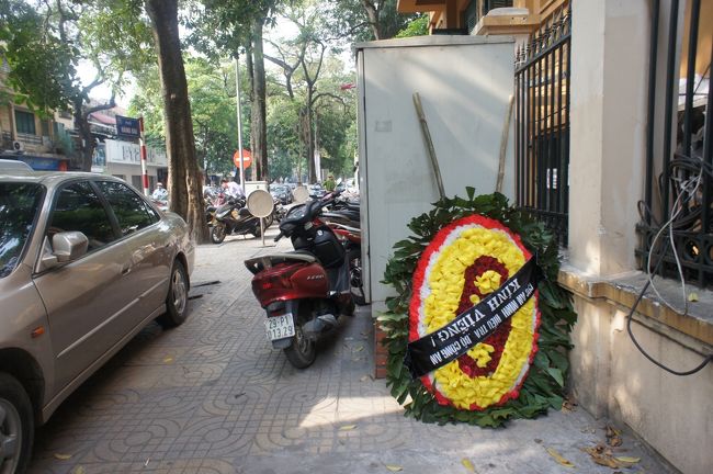 日本の花輪みたいなものだろうか？色合いが面白い。