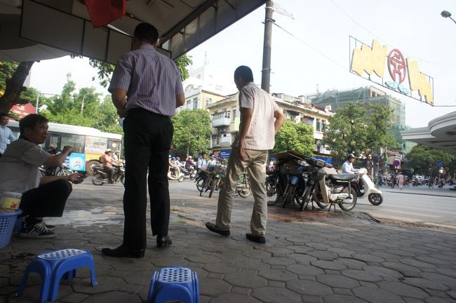 路上のお茶屋さんで休憩です。お風呂みたいな椅子に座って飲みました。