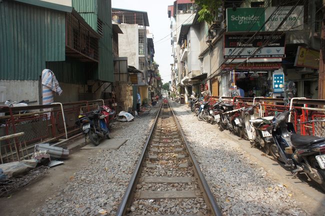 ホアンキエム湖まで戻り、大教会を目指して歩きましたが、全く見つからず道に迷いました。お店などで場所を聞いてみた結果、どうやら僕の持っていた地図の教会の位置が間違っていたようです。地図はちゃんとした物を用意したほうがいいですね。