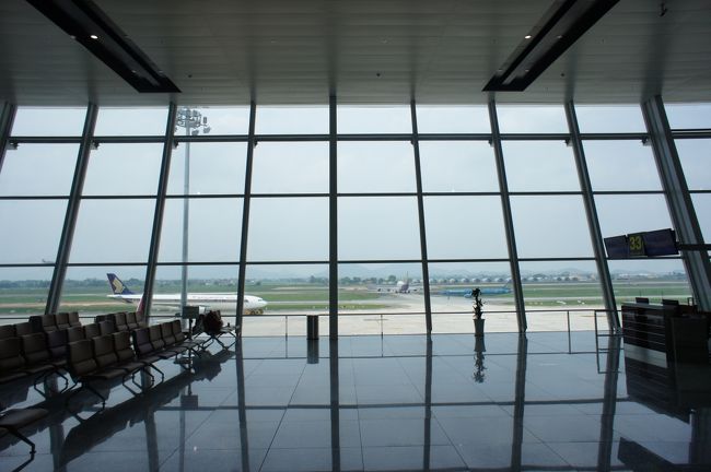 ピカピカのノイバイ空港から羽田に向けて飛び立ちました。ハノイのほうが社会主義国の雰囲気があって、イメージのベトナムに近かったかな。