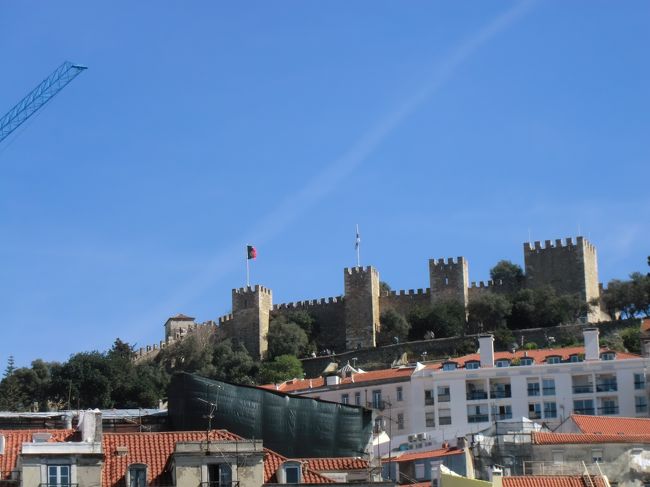 街中からみるサン ジョルジェ城。あとで行きます