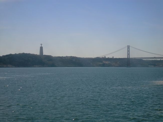 十字架のクリスト・レイ(Cristo-Rei)がみえる所がカシーリャス<br />カシーリャスはガイドブックにはあまり記載がない<br />実は美味しい海鮮レストランやクリスト・レイに登って景色をみたりできるんです