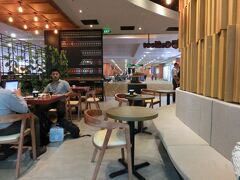 さて、飛行機でヤンゴンからバガンへ移動です。
ヤンゴン国内空港の真新しいレストラン。