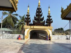まずは　シェダゴンパゴダへ。入場料８０００チャット。
膝が出るズボンだと、ロンジーを借りるか、買うかしないと入れません。借りるのに３０００チャット、買うと５０００チャット。仕方なく、買いました。裸足で入るので、靴を入れるビニール袋は持参です。
