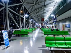 一番長く滞在するために、時間で選んだJL727便は、午前0:40発。夜の空港って何かイイですよね。