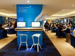 それにしても、スワンナプーム空港は広い。特にJALからバンコクエアウェイズへの乗り換えは、かなり距離があります。

とはいえ、バンコクからサムイへ飛ぶPG121便への乗り継ぎは2時間30分あるので、ディレイの可能性とかを考えるとちょうど良い時間だと思います。JALで一括して予約も出来るので楽ですし。

乗り継ぎ時間は、バンコクエアウェイズは全員がラウンジを使えるので、ちょっとゆっくりします。