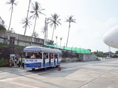 10分遅れくらいでサムイに到着！ 暑い！明るい！そして沖止めの飛行機から到着口までのバスが、何だかゴキゲンな形です（笑）