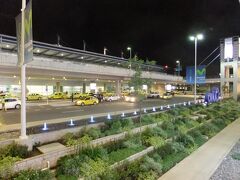 到着は深夜で、翌日のガラパゴス行きの便が早朝のこともあり、またキト空港が移転して市街地から遠くなったこと、空港付近に安い宿がないこともあり、空港で一泊、というか空港向かいのビルが24時間空いていたので、そこに滞在。