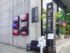 ちょっと歩いただけでも結構暑いので、カフェでもしようかと、途中にある『ライブラリーホテル』へ立ち寄ります。

その名の通り「本」をテーマにしたモダンなホテル。こういう本を読んでるようなオブジェが可愛い。