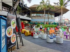 数分でセントラルフェスティバルという、サムイで一番のショッピングモールに到着。さすがに賑やかですね。

でも、2年ほど前にはここで爆発テロがあったので、あまり長居はしたくないところ。幸い、死者はいなかったようですが。