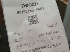 行きはピーチの石垣島直行便を利用しました。
7時15分発なので朝４時起きです＞＜
5時頃の梅田発のバスを利用しましたが、
ほぼ満席でびっくりしました。