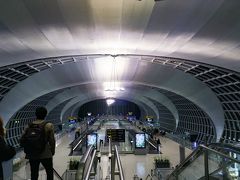 バンコクに到着。まずは乗り換えの搭乗口を探しておきます。乗り継ぎは3時間半もあるので。それにしてもこの空港、なんか薄暗くて苦手…。