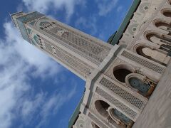 ハッサン２世モスクを見学します。青い空に塔が映えます。