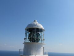 室戸岬灯台・・・今なお現役で海の安全を守る最御崎寺の南端にある灯台

日本最大級のレンズ備えた美しい灯台で、ここから見渡す雄大な海景にも感動します