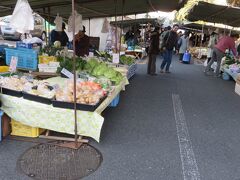 土佐の日曜市・・・活気あふれる日本最大のストリートマーケット

早朝から始まり、新鮮な野菜やフルーツ、季節の花や干物など様々なものが立ち並び、活気のある雰囲気

ご当地グルメの食べ歩きもでき、高知の味が集結したマーケットで、時間忘れてしまいます