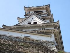 高知城・・・南海の名城高知城

日本で唯一本丸の建築群がすべて現存する城郭

こじんまりした外観に石畳が美しく、頂上からの眺めはすがすがしいほどの絶景です