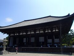 そのお隣には「東金堂（とうこんどう）」。