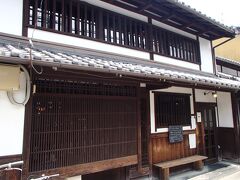 本日のランチスポットは、ならまちにある「カナカナ」という町家造りのカフェです。
開店時刻は11:00、私たちが着いたのが11:05、人気店なのでかなり待たないといけないかと心配していましたが、１回転目で何とか入ることができました。
暑い中で並ぶのは大変なので、ヨカッタ...（ﾎｯ）
