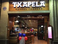 この日の夕食は2回目となるTxapela。Txapelaはタパスのチェーン店で、あちらこちらにある。ここはカサバトリョの近くの店舗。