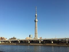 東京水辺ライン　浅草二天門発着場で船を降ります

約10分と短い船旅ですが、いつもと少し違った景色にみんな満足♪

発着場の前は、前にも遊んだ隅田公園。

子供たちは公園、大人たちはタリーズで一服♪