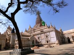 アーナンダ寺院。バガンを代表する最大の寺院。回廊の中心には東西南北、過去四仏の立像。でもあちこち修復中でした。