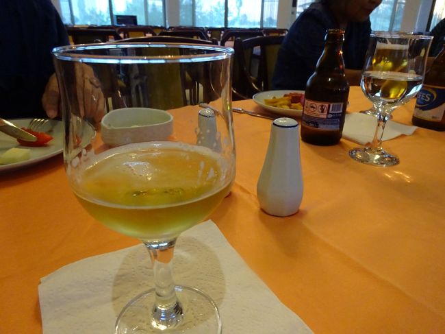 このツアーにお1人で参加しているYさん。<br /><br />朝・昼・晩ともビールが欠かせません。(それも1本2本のレベルじゃない)<br /><br />ちょいとお相伴に預かってしまいました。朝ビール、美味いっww