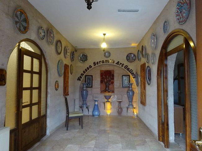 ニハットさんが交渉してくれて、朝7時にオープンしてました。<br /><br />入店したら買っちゃう自信があったので(陶器大好き !!)、<br /><br />加野山は自粛。<br /><br />同じツアーの人達は、たくさん買い込んでいましたね。