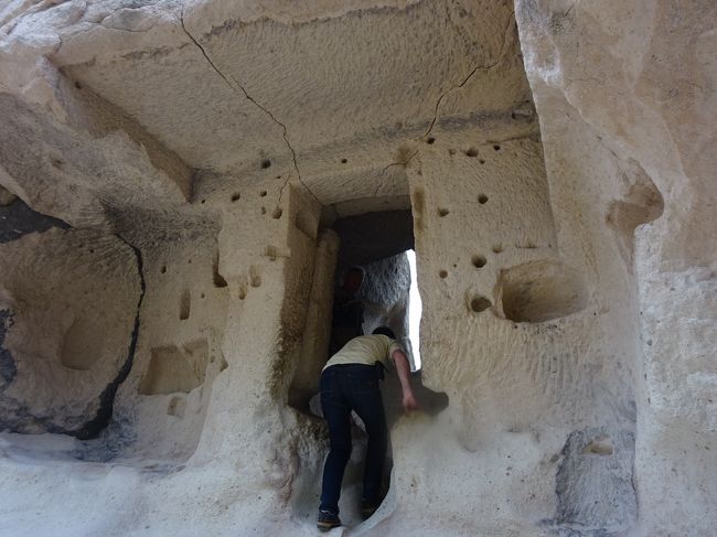 入口がね、どれも「よっこらせっ !」 としないと入れないようになってます。<br /><br />階段とか無いんですよ。<br /><br />身軽な人はOKですが、アメリカ系のふくよかな方々は大変苦労していました。