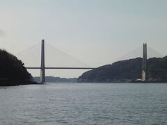 呼子大橋を左に眺めて進みます。
天気も良く、珍しく微風だそうで快適です。