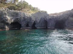 玄界灘の荒波でできた7つの洞窟「七ツ釜」に到着。