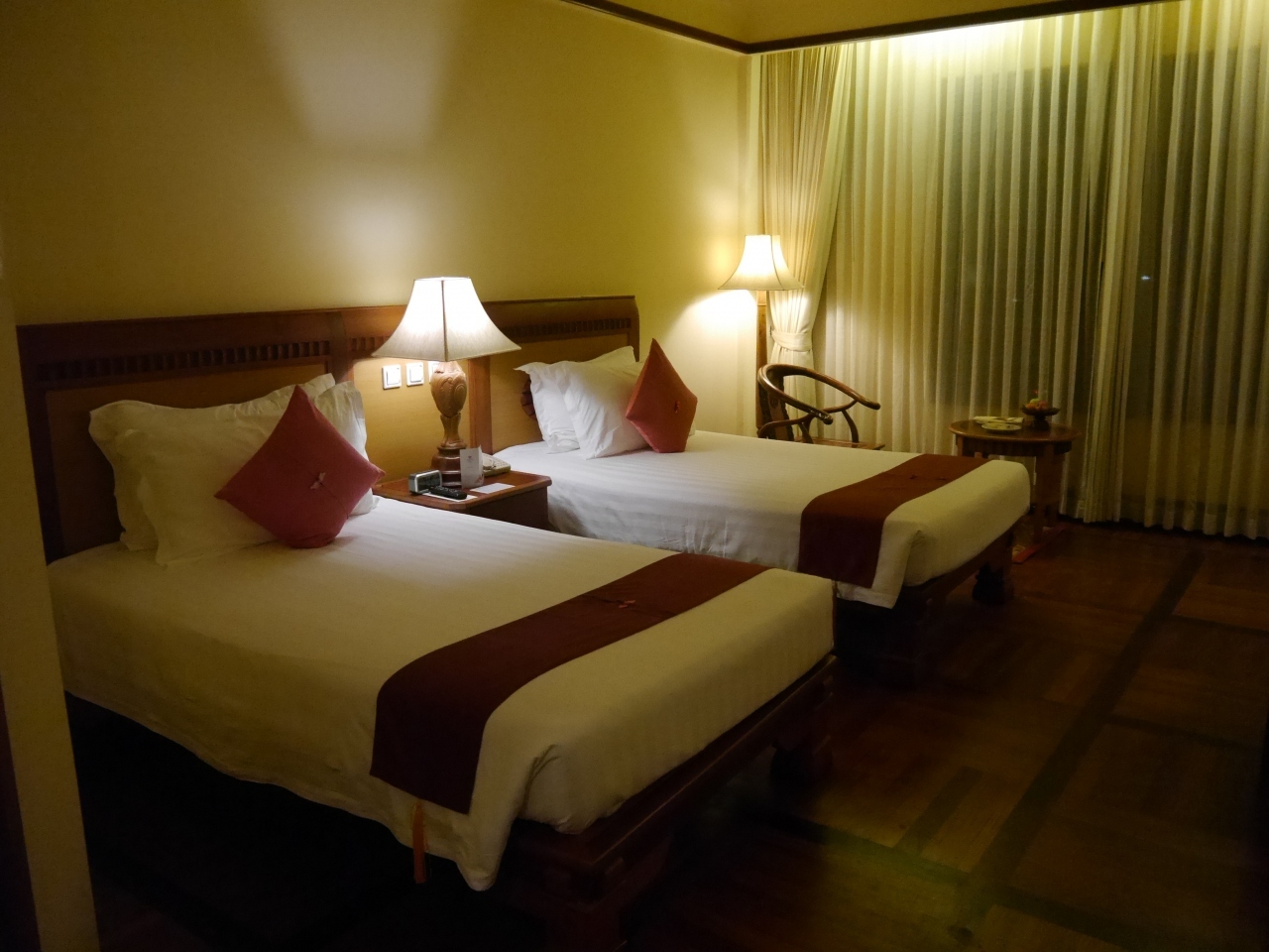 今回宿泊した、ソカアンコールリゾートのツインの部屋です。最初は広さが同じのダブルの部屋でしたが、ツインに変更をお願いしたらこの部屋になりました。さすが高級ホテルです。広くて綺麗です。ウエルカムフルーツやデザートも用意されてました。湯沸かしポットもインスタントコーヒーもありました。

本来は4泊の予定ですが、何故か追加代金無しで5泊予約されていました。おかげで最後の日は余裕でレイトチェックアウトできました。