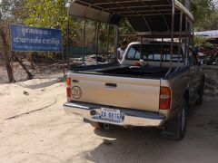 プレアヴィヒアの入口に到着です。
この車に乗ってきました。