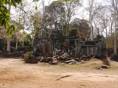 コーケー遺跡に到着しました。

コーケー遺跡は実際はコーケー遺跡群といってプラサットトムと呼ばれる7段ピラミッド型寺院を中心に30以上の祠堂や貯水池跡等の遺跡が残っています。
今回はその中のプラサットトムとプラサットプラム（五つの寺院）に行きます。