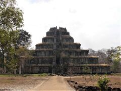 遺跡を進んで行くと7段ピラミッドが見えてきました。
これがこの遺跡で一番の見所のプラサット・トムです。アンコール遺跡群ではピラミッド型の遺跡は非常に珍しいらしい。
