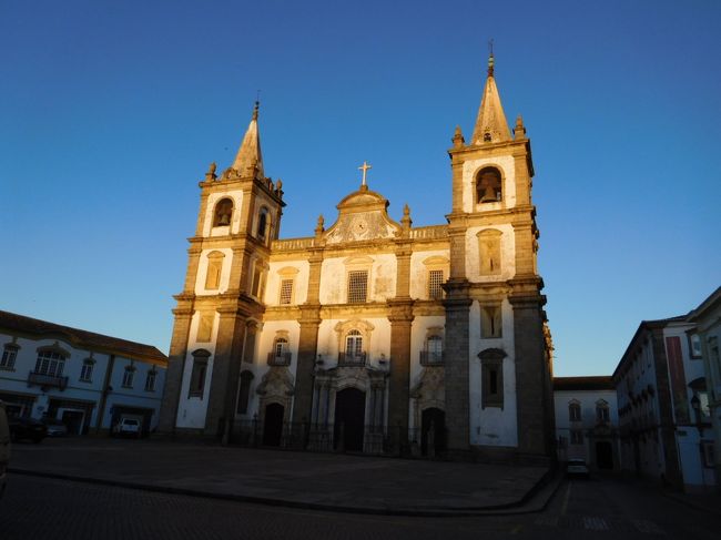 アレンテージョ地方に来て、初めての青空です。<br /><br />朝食が８時からだったので、少しポルタレグレの町を散策しました。<br /><br />画像は昨夕も見た、ポルタレグレカテドラル